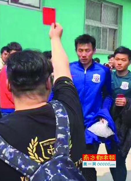 女士穿透明泳衣
